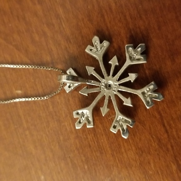 Sterling silver snowflake pendant on a sterling silver chain - Picture 5 of 7